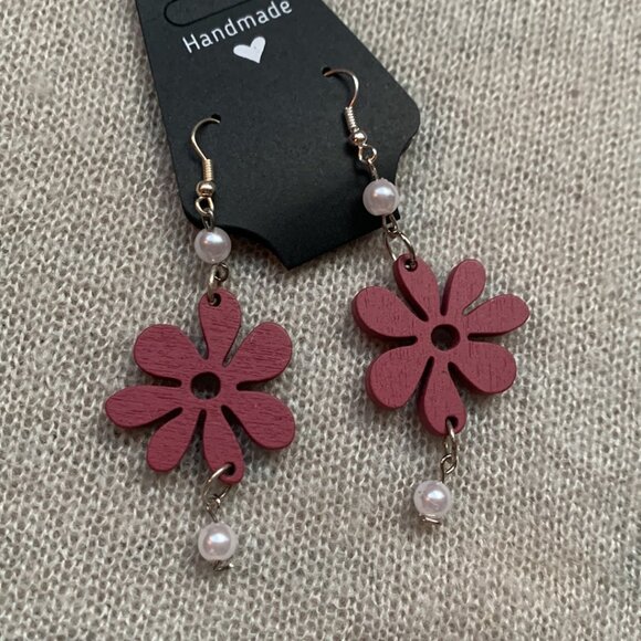 🌸 Handmade Pink Wooden Flower with Faux Pearls – Set (Bracelet + Earrings) - Picture 6 of 12